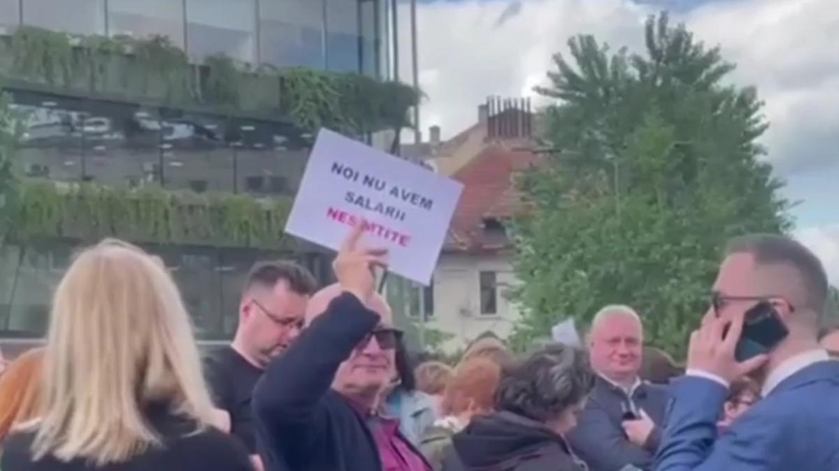 Angajați din mai multe structuri ale statului protestează astăzi în Piața Victoriei