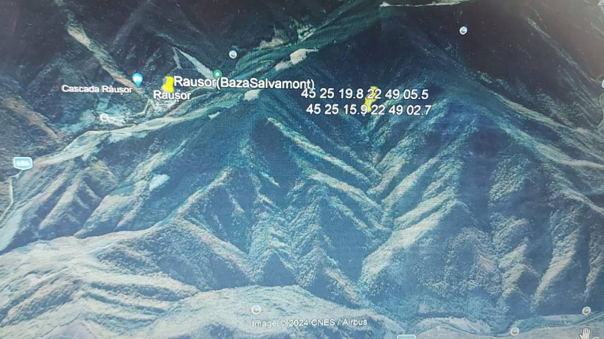 grup de turisti rataciti masivul retezat femeie ranita