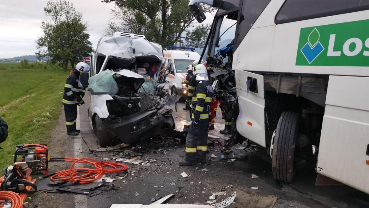 accident grav rasnov camioneta autobuz sofer mort persoane ranite cicrulatie blocata