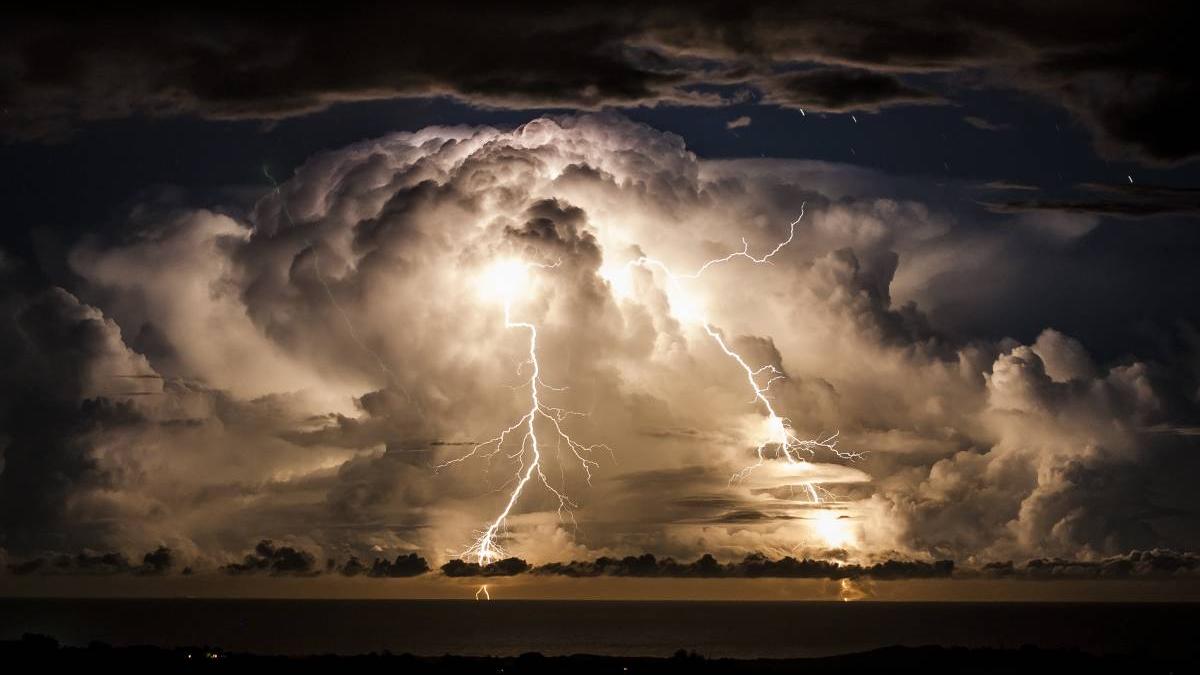avertizare meteo cod portocaliu ploi torentiale descarcari electrice vijelii lista localitati