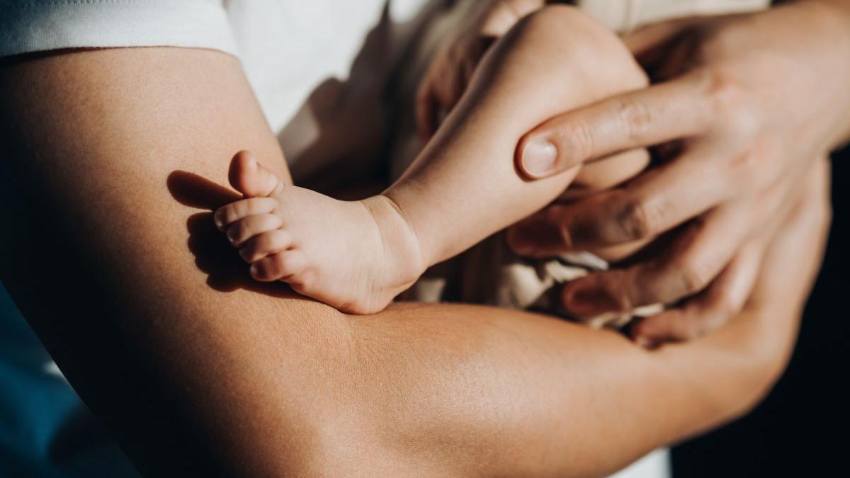 bebelus patru zile abandonat mama toaleta publica roman