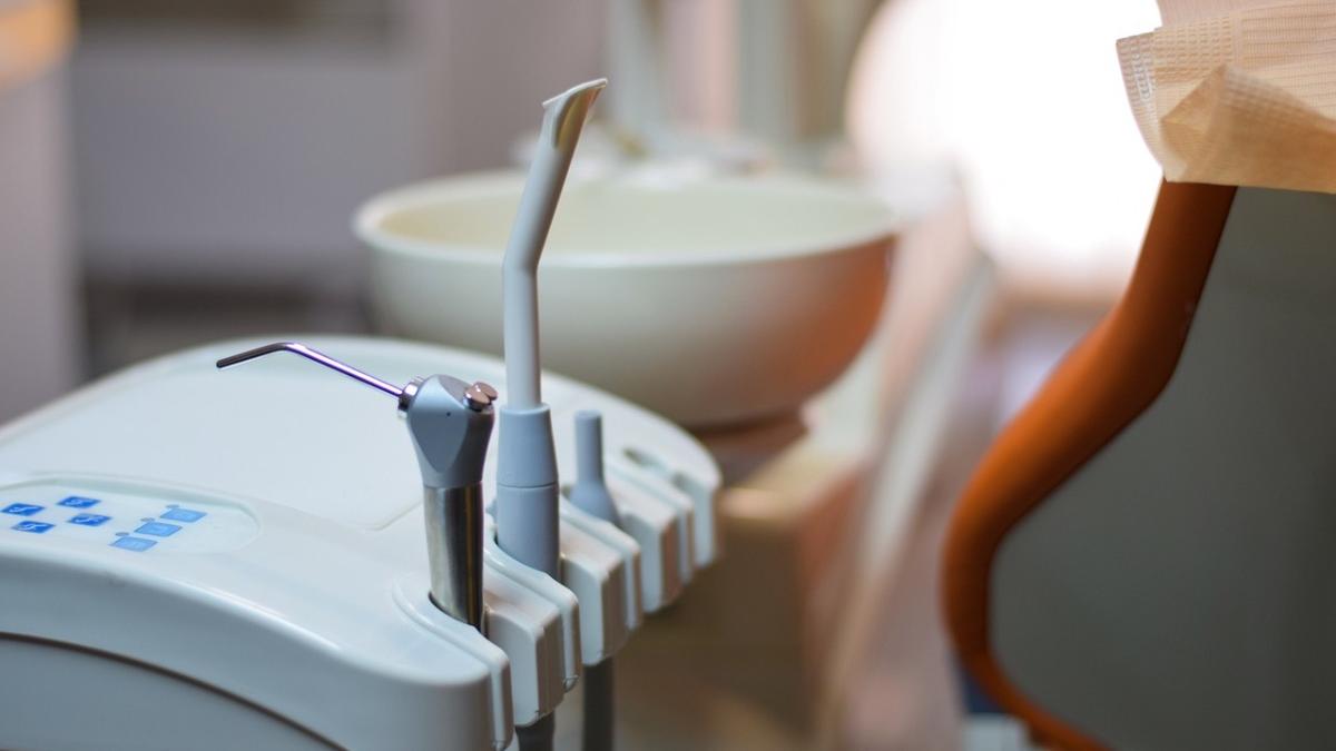 doua femei arad stomatologi falsi pentru a deconta la stat servicii