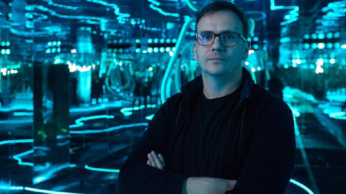 in arta nu esti niciodata singur adrian damian omul din spatele synergyx instalatia interactiva