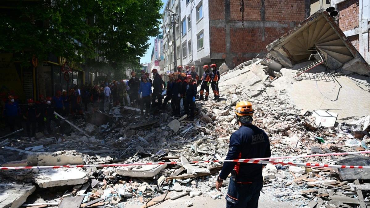 bloc de locuinte prabusit ucis ranit oameni turcia