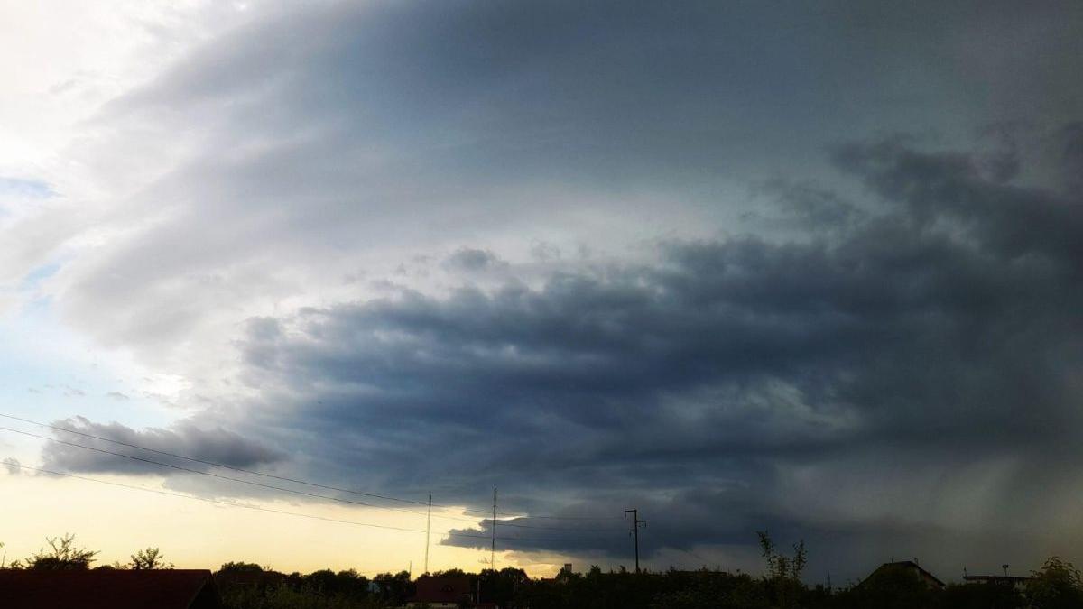 fenomen extrem de rar si spectaculos in romania furtuna supercelulara surprinsa de localnici