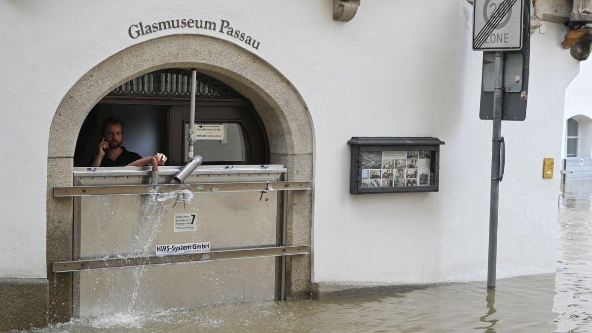 inundatiile catastrofale din germania se extind pe dunare apa a ajuns la un nivel de 10 metri