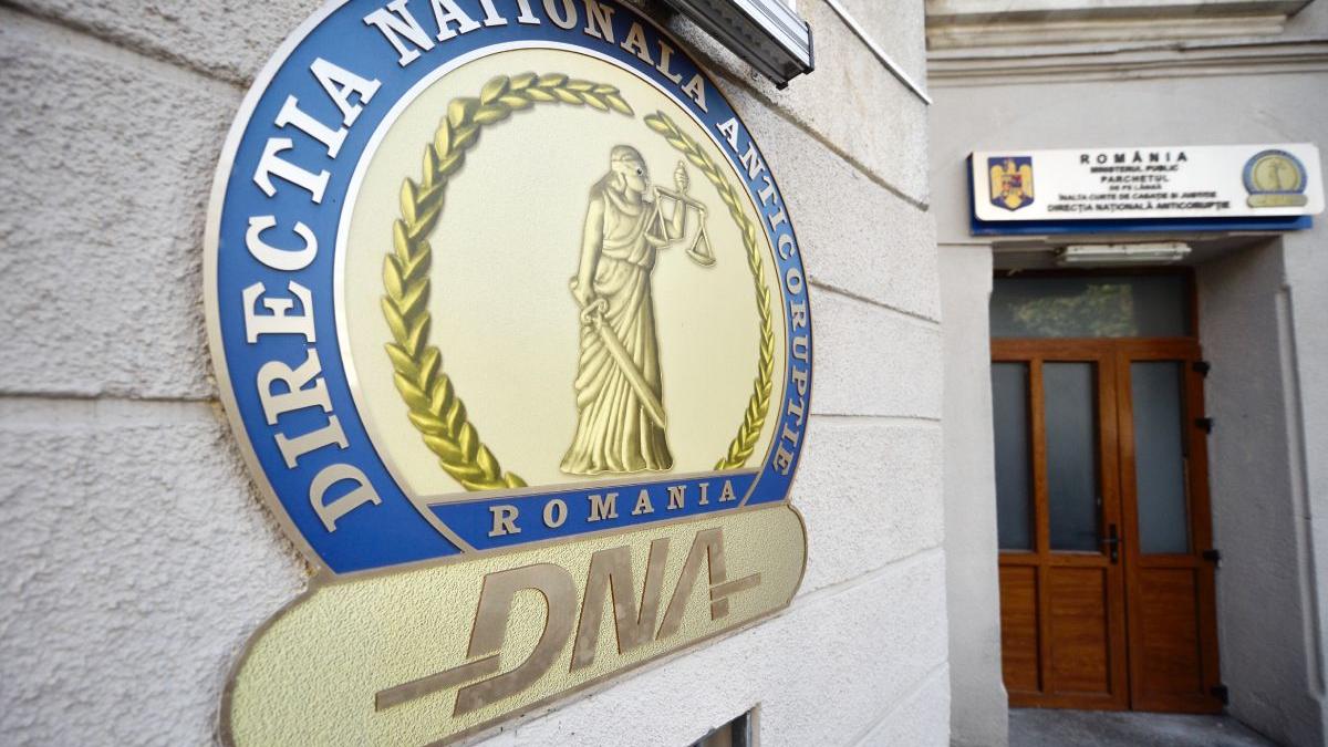 functionar anaf ploiesti retinut de procurorii dna pentru trafic de influenta functionar anaf ploiesti retinut de procurorii dna pentru trafic de influenta