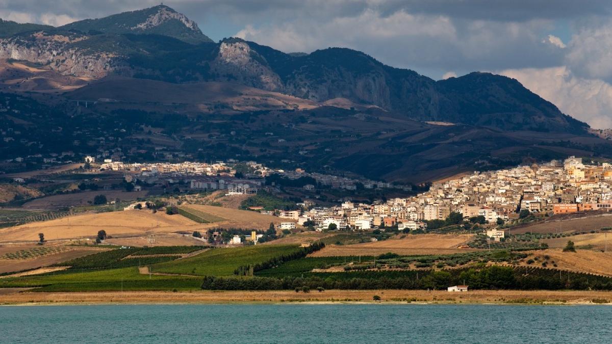 orasul italia case vandute preturi 3 euro strainii se inghesuie sa cumpere