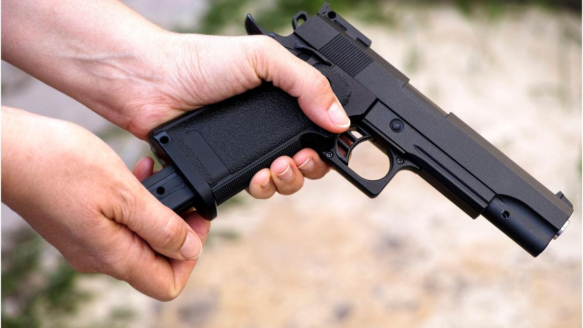 scandal la marginea bucurestiului un barbat care impartea pliante electorale a fost impuscat in