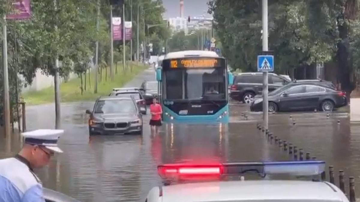 furtuna a facut ravagii in bucuresti grindina inundatii copaci smulsi din radacina