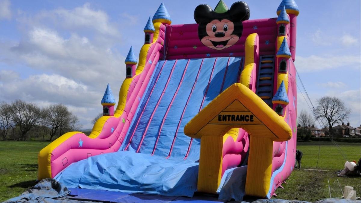 trei copii un adult brasov raniti tobogan gonflabil rasturnat vant