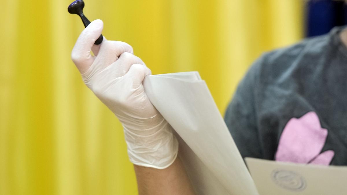 un alegator a sunat 112 ce a primit un buletin cu stampila votat pe el in sibiu