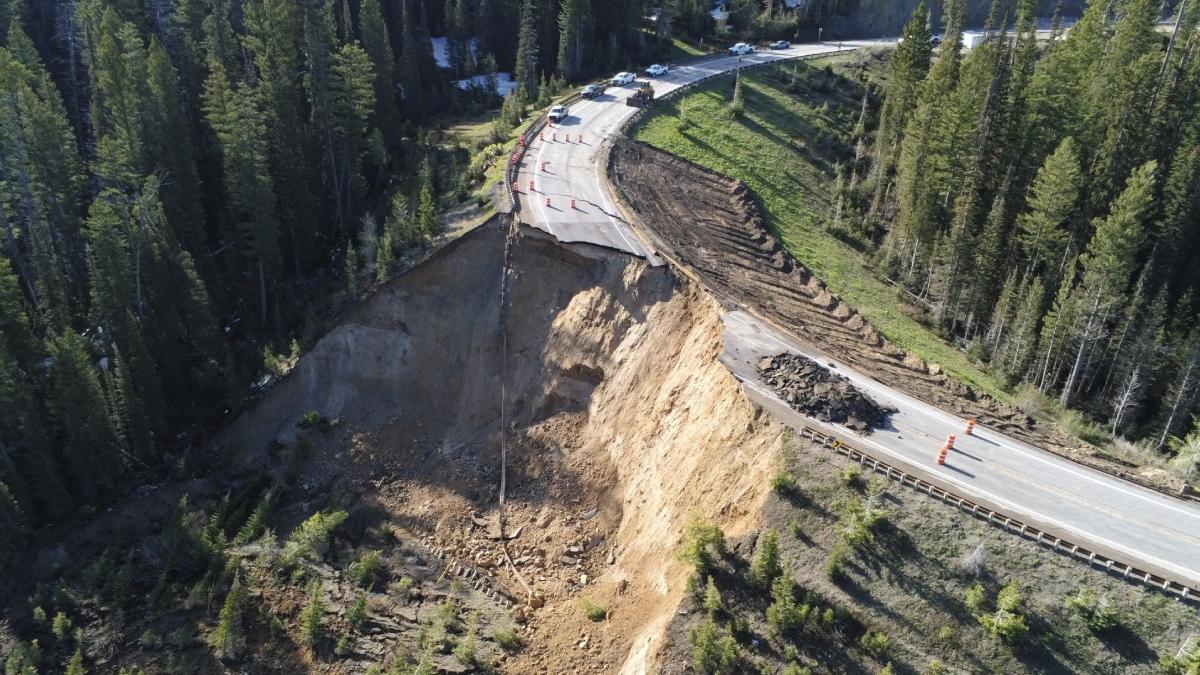 o sosea montana preferata de turisti s a surpat alunecare de teren uriasa sua