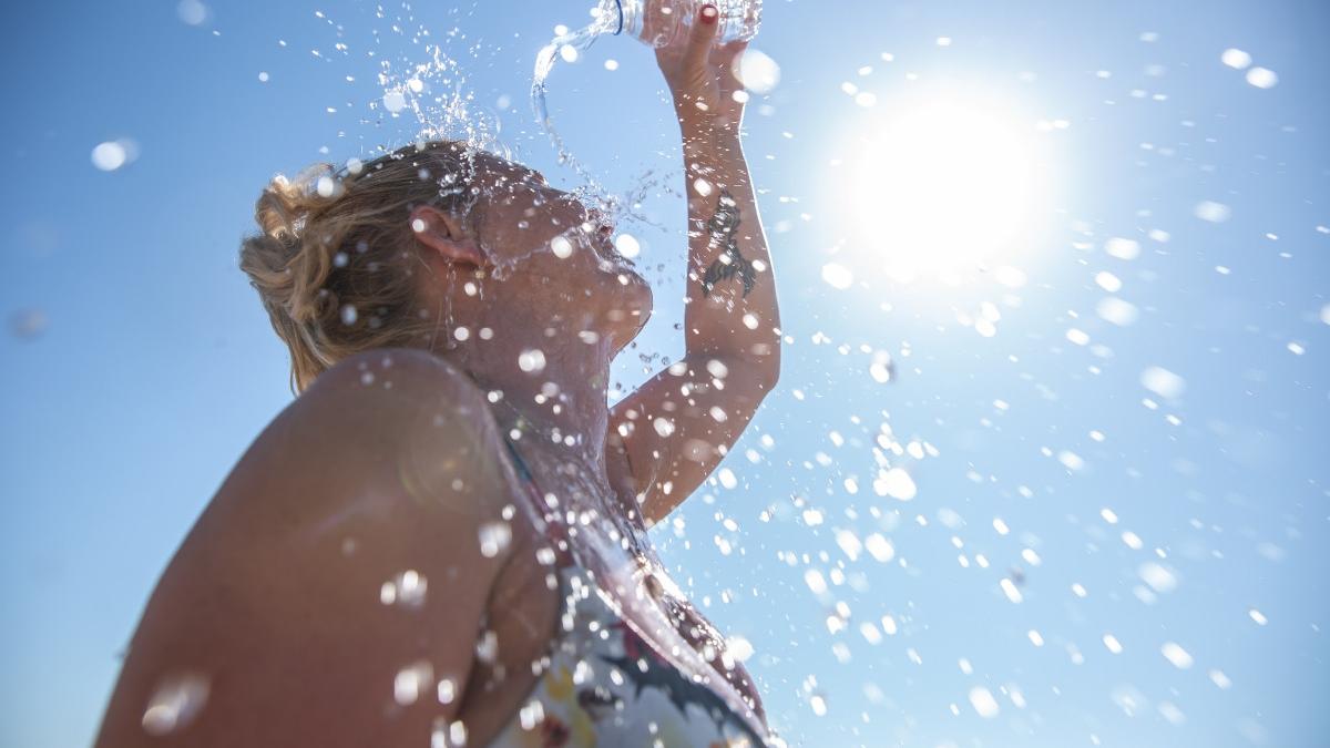 romania se topeste la peste 40 de grade celsius oamenii fac fata cu greu valului de canicula