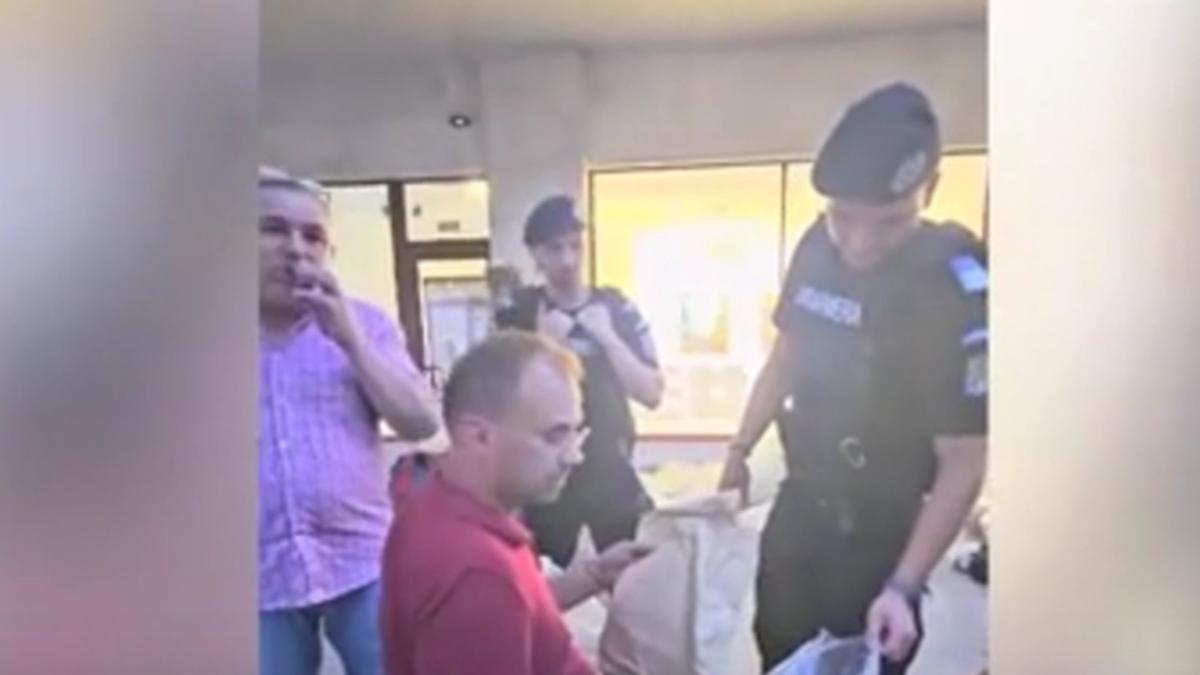 imagini cu presedintii sectiilor de votare din sectorul 1 care arata politiei sacii cu buletine