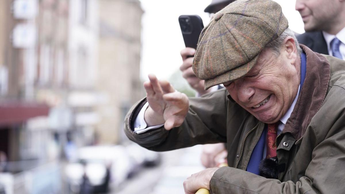 nigel farage parinte brexit atacat gunoaie protestatar furios anglia