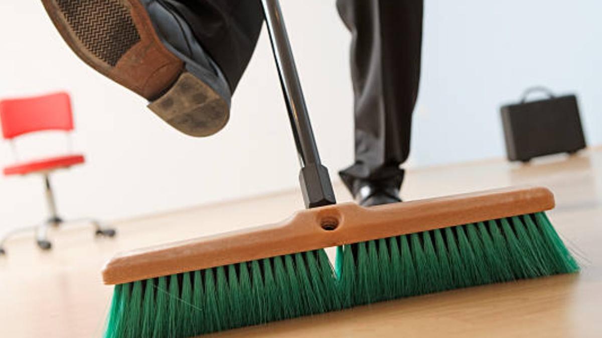 un agent de paza a ajuns la spital dupa ce un barbat l a batut cu o matura intr un magazin din