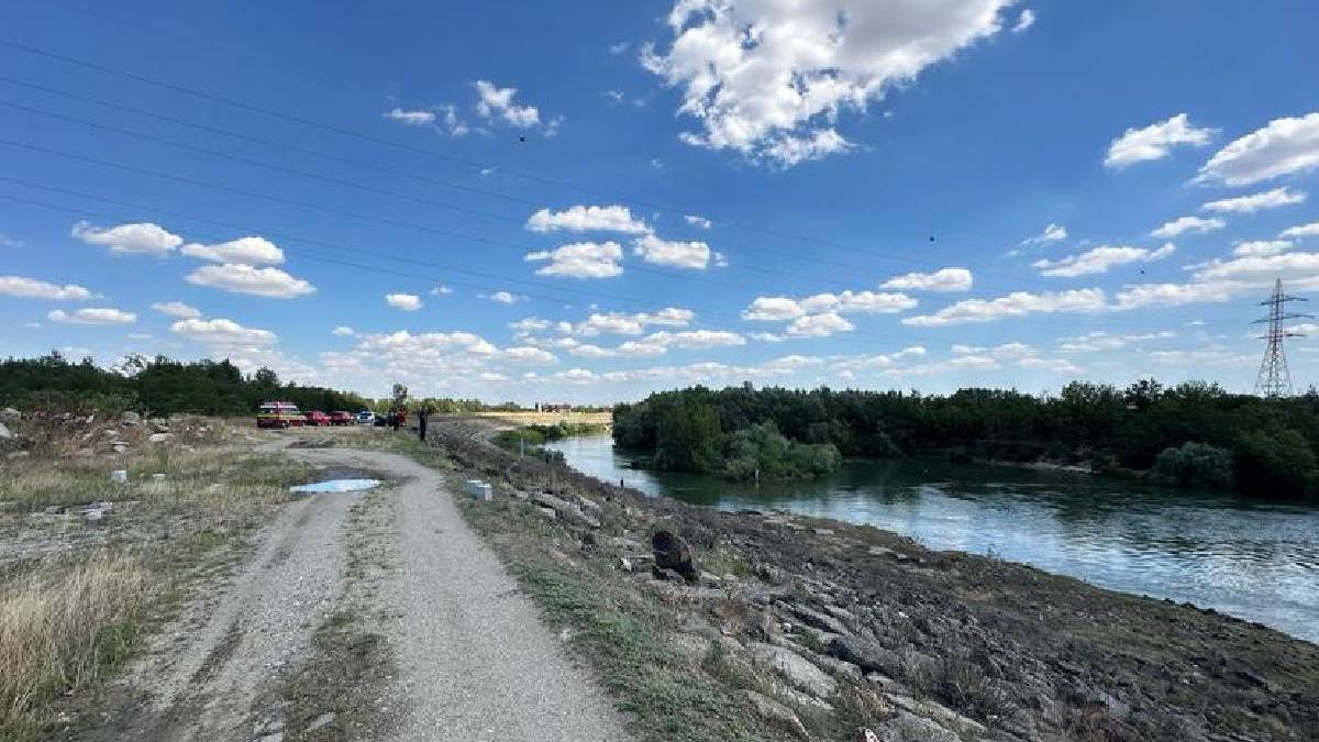 doi oameni au ramas blocati insula zona localitatii bragadiru dupa ce s a dat drumul la baraj