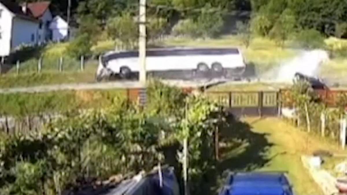 momentul impactului mortal dintre autocarul plin cu copii si un autorism in valcea