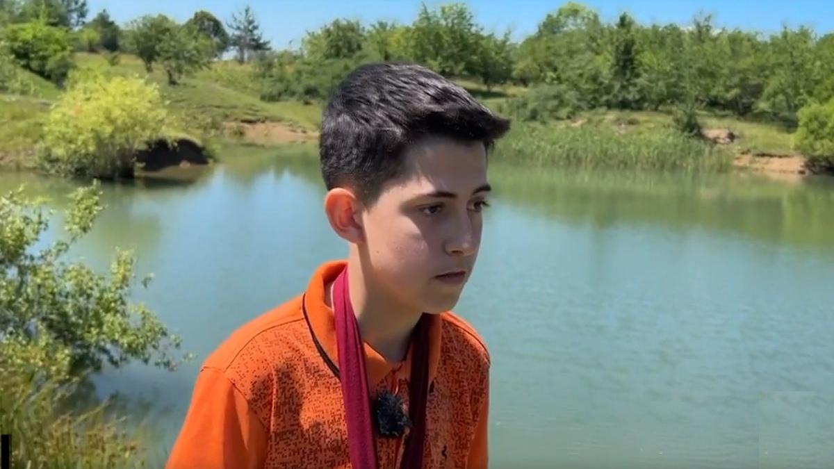 copil sarit salvare prieten inec mana ghips