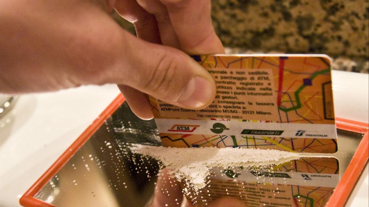 consum droguri casa politie inchisoare