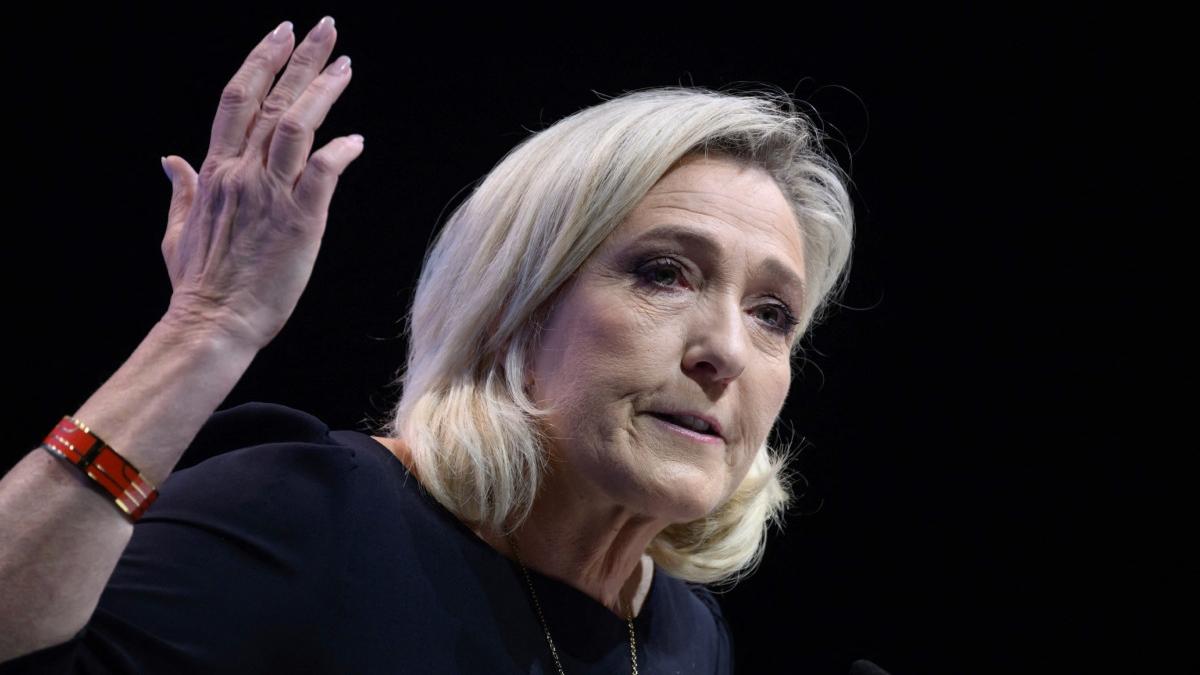 marine le pen critica emmanuel macron dizolvare adunare nationala