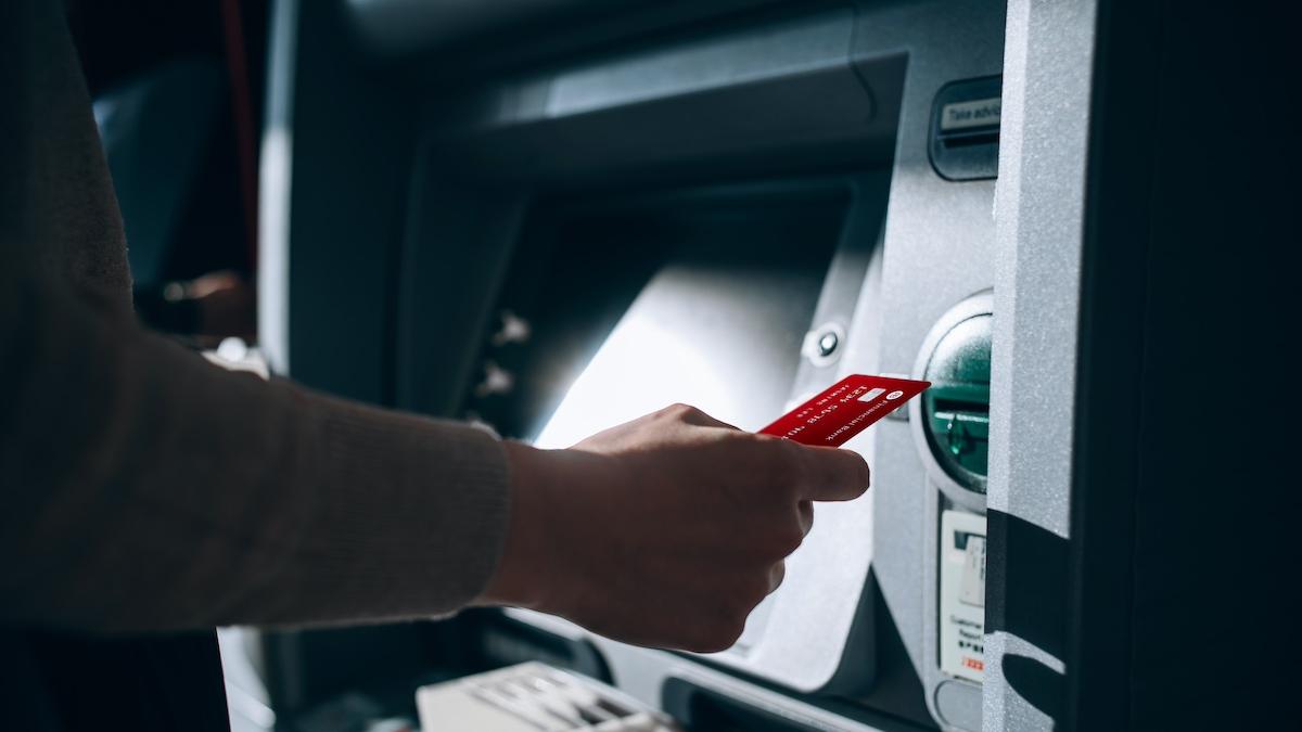 care este pericolul de a pierde banii atunci cand ii tii in contul curent