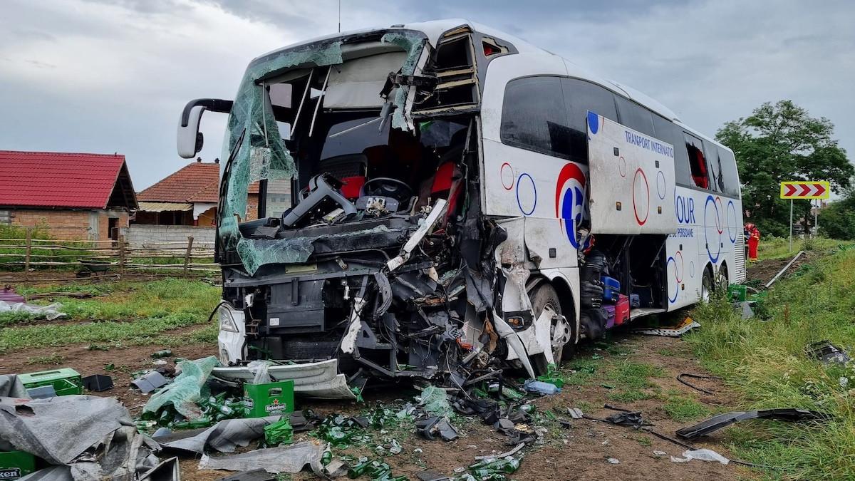 accident grav autocar 57 persoane tir sibiu