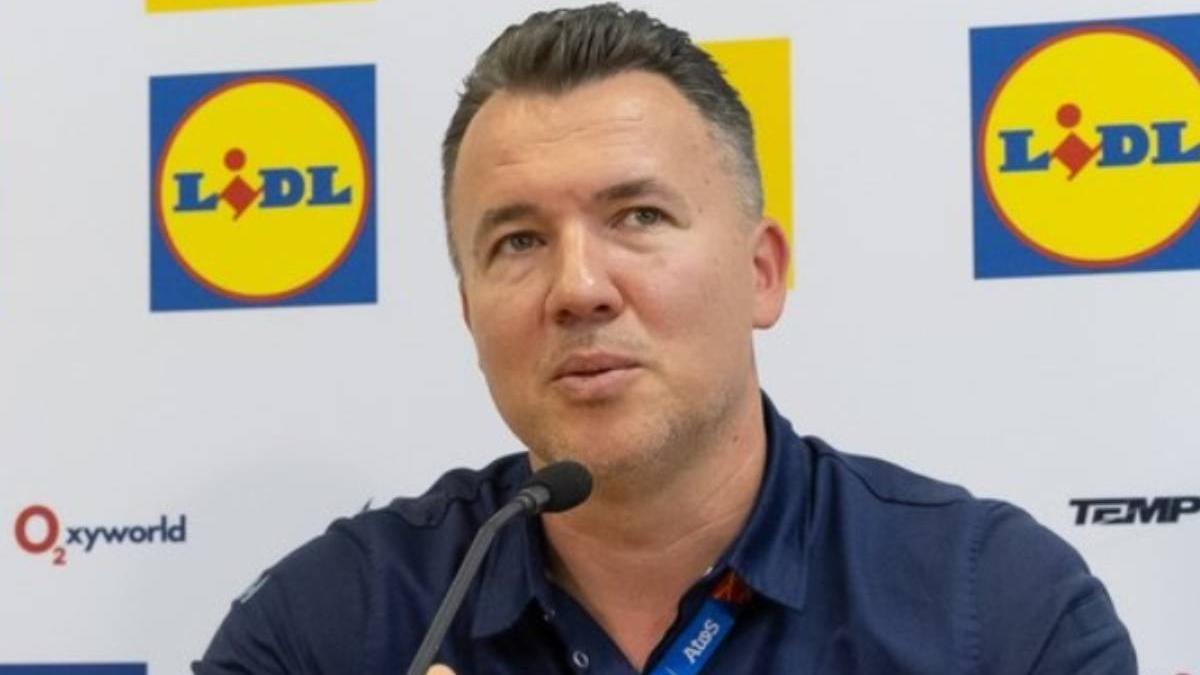 bucatarul echipei nationale de fotbal a sloveniei a fost trimis sa vorbeasca la conferinta de presa