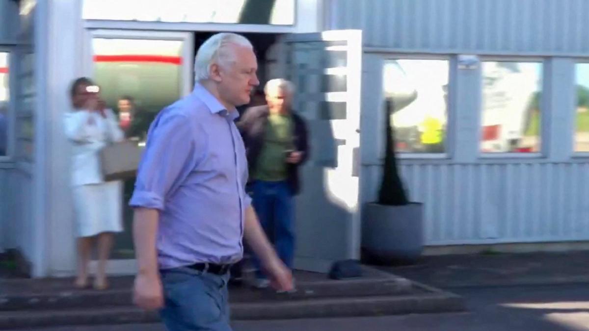 avion julian assange decolat bangkok dondator wikileaks insula oceanul pacific