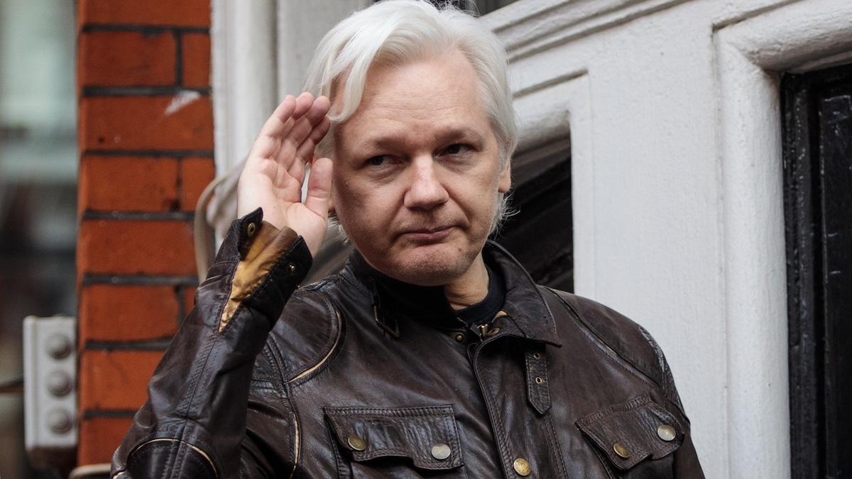 julian assange este liber si a parasit deja marea britanie anunta wikileaks
