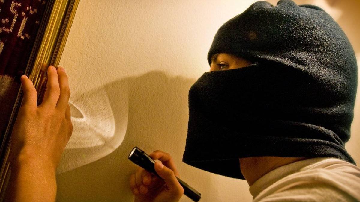 jaf de 10000 de euro locuinta bucuresti hoti furat bijuteri ceasuri seif metalic