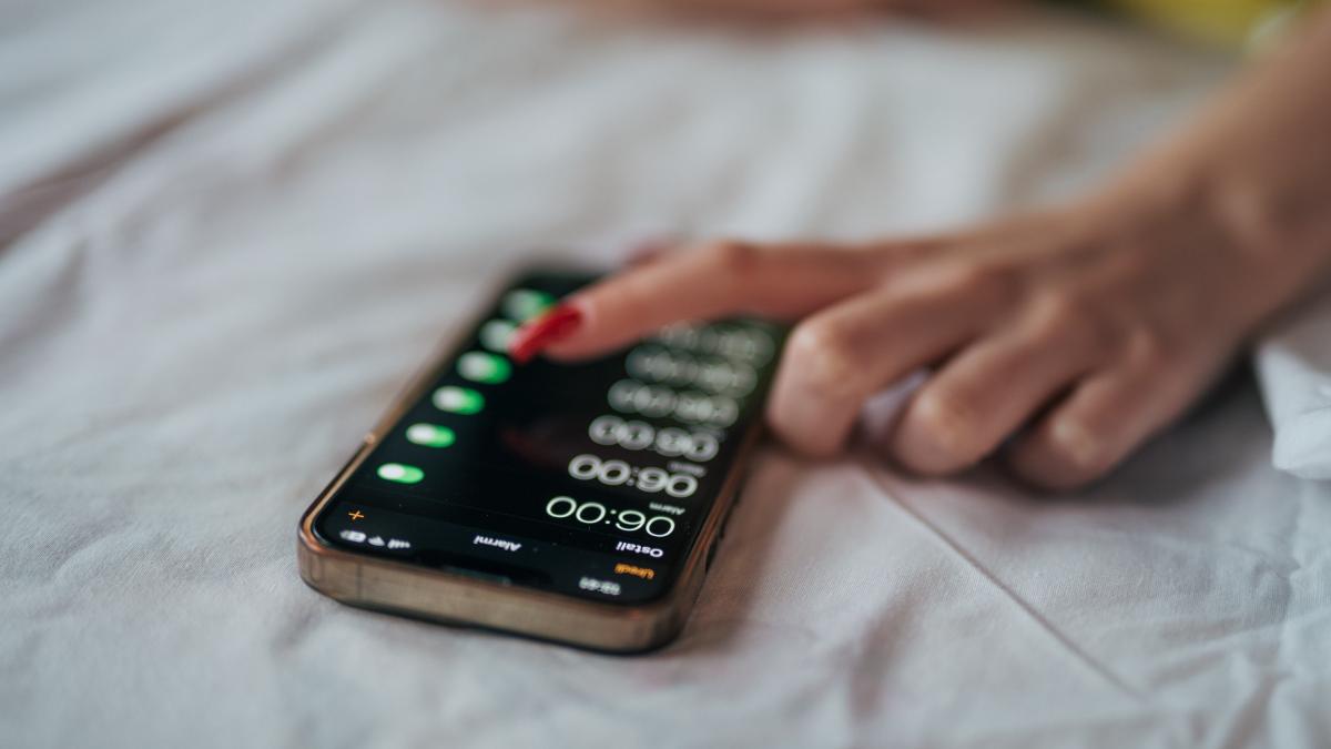 medici explica ce se intampla creier butonul snooze mai multe alarme trezire dimineata