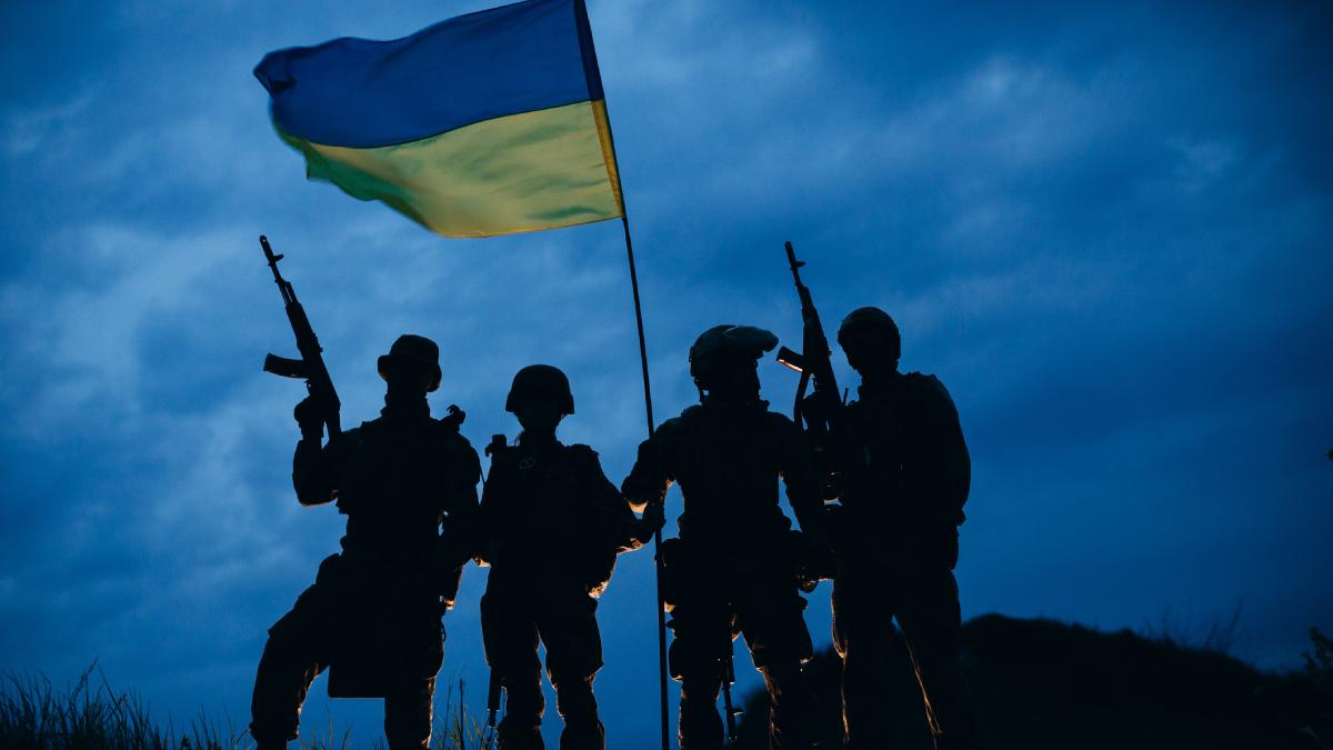 militari ucraina steag
