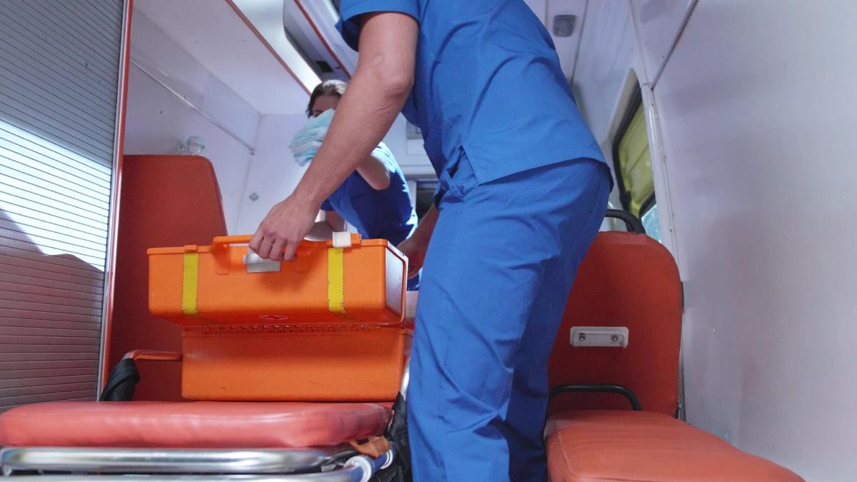 un brancardier de la spitalul judetean arad prins in timp ce fura medicamente si consumabile din