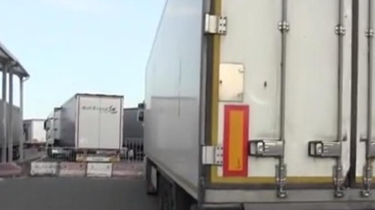 24 de migranti gasiti in remorca unui tir