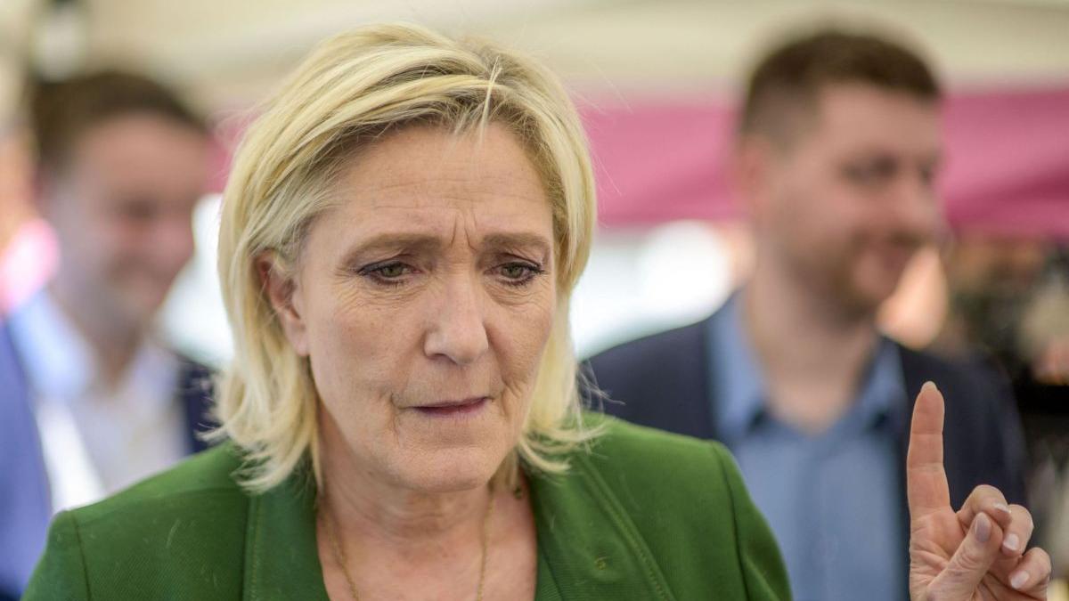 marine le pen acuza presedinte macron pregateste lovitura stat administrativa