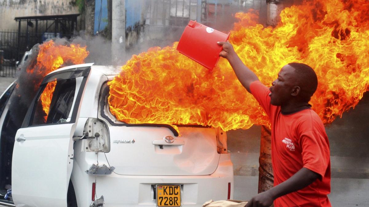 proteste violente kenya manifestanti foc masini politie gaze lacrimogene