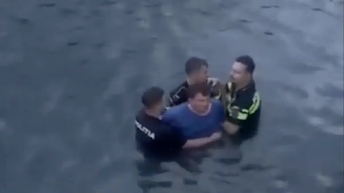 un barbat a lovit ambulantierul care il ducea la spital si s a aruncat in raul dambovita