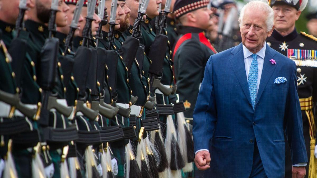 de ce nu voteaza rege charles membri familiei regale alegeri marea britanie