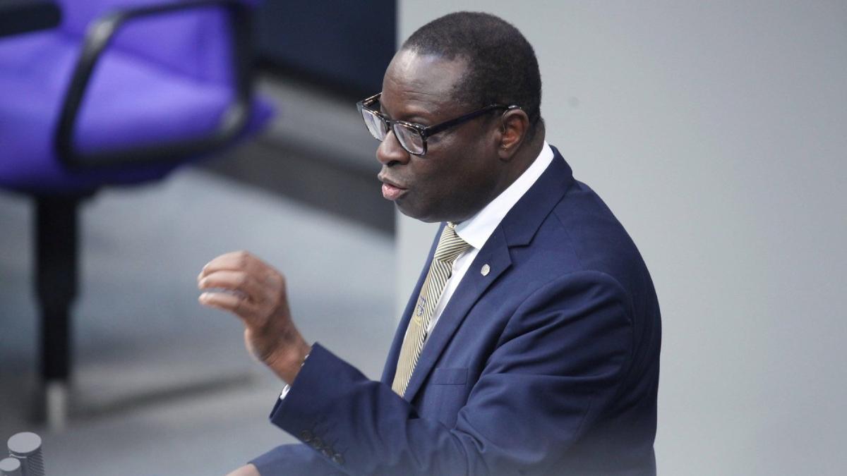 primul deputat german origine africana se retrage dupa serie abuzuri rasiste