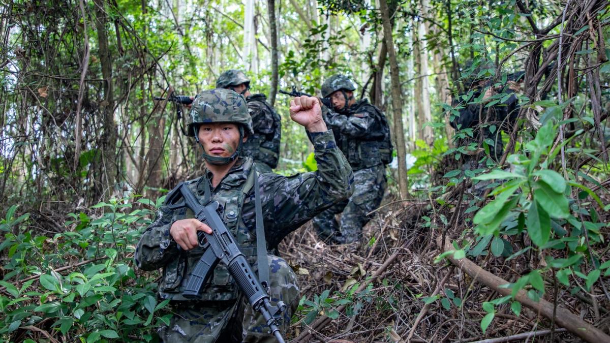 china a trimis soldati in belarus fotografiile arata un avion cargo chinez capabil sa transporte