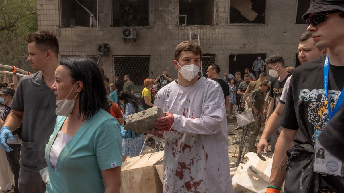 rusii ucid copii si civili pasnici momentul in care o racheta ruseasca loveste cel mai mare spital