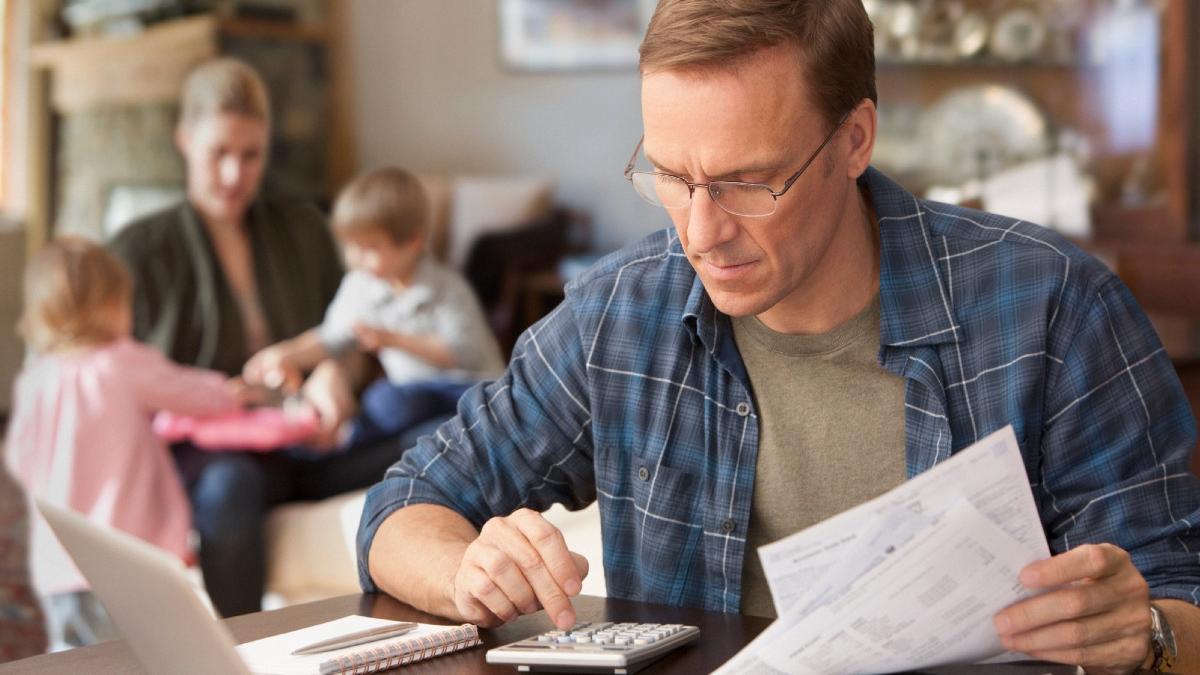 salariu minim inflatie cheltuieli cos cumparaturi romani bani vacanta 2024