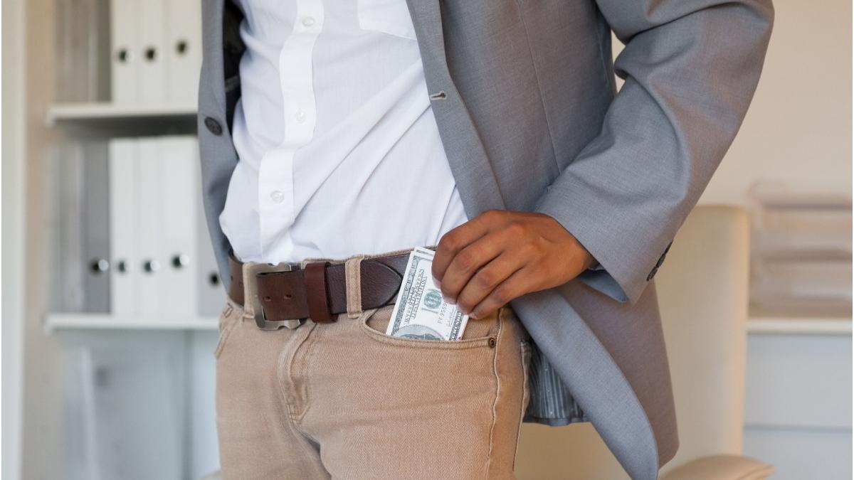 presedinte a redus salariul 40 la suta va castiga doar 8 000 dolari pe an