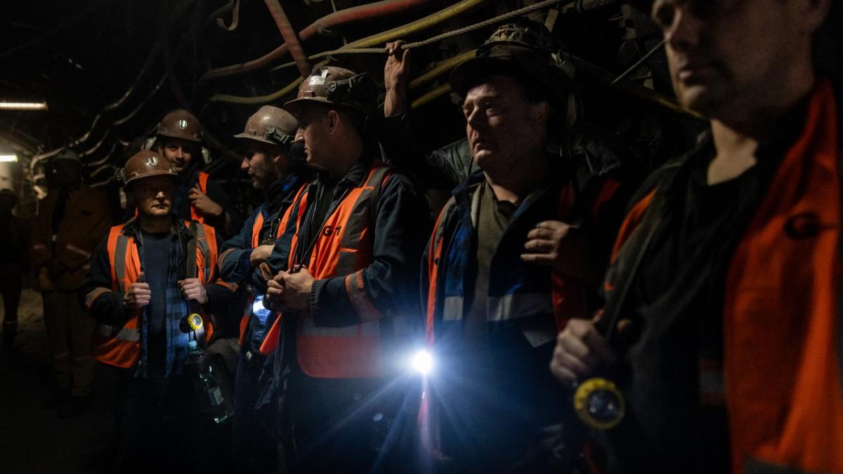 peste 50 de mineri sunt blocati in subteran dupa un cutremur intr o mina de carbune din polonia