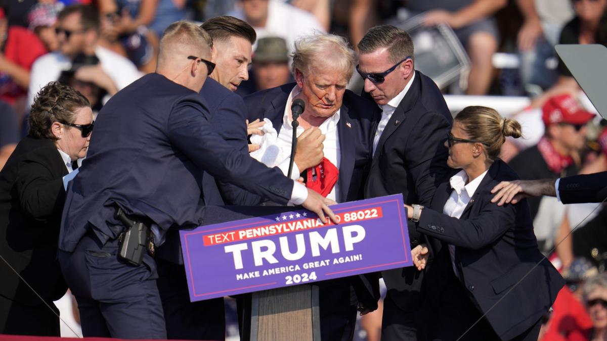 donald trump a fost ranit la un miting s au auzit focuri de arma si a fost evacuat de secret service