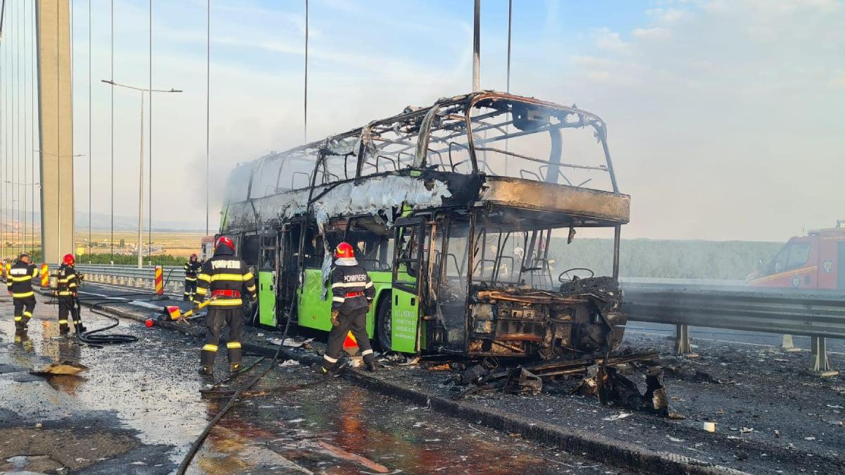 un autocar cu 52 de pasageri ucraineni a luat foc pe podul de la braila