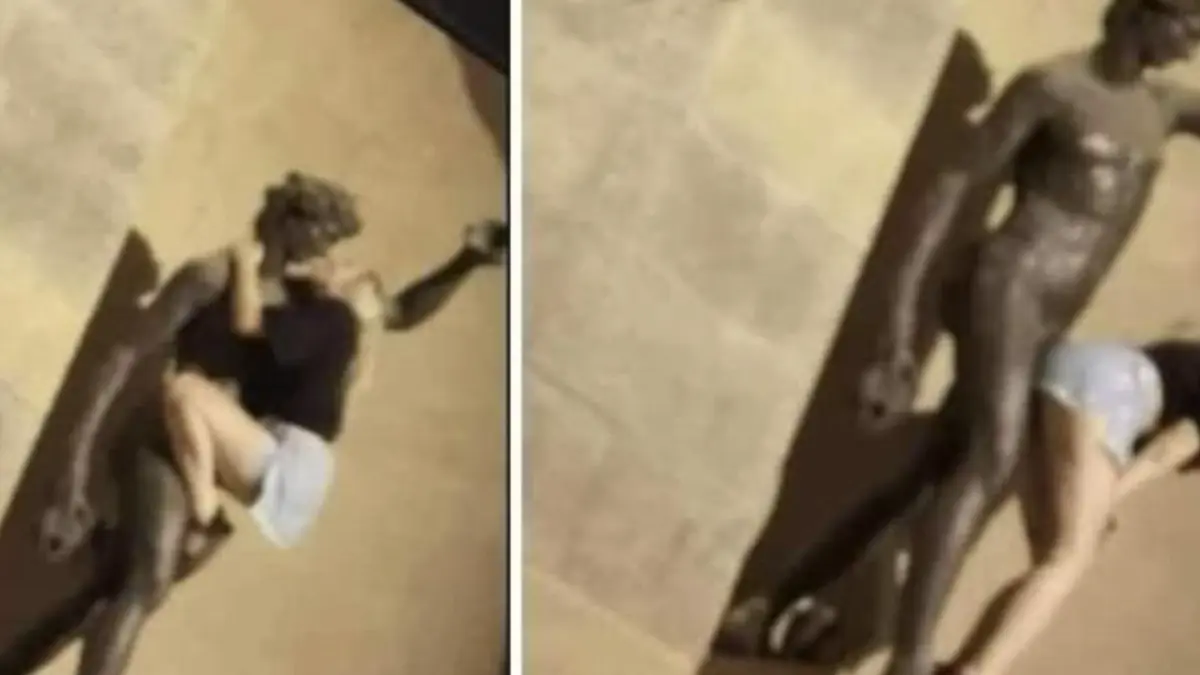 italia fierbe dupa ce o turista s a urcat pe statuia lui bacchus si a mimat o scena erotica la