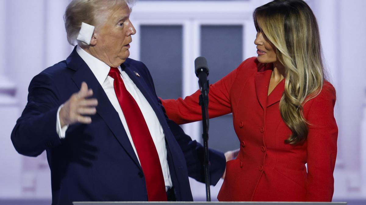 aparitia rara a melaniei la discursul lui trump face doar ce vrea ea este extrem de independenta
